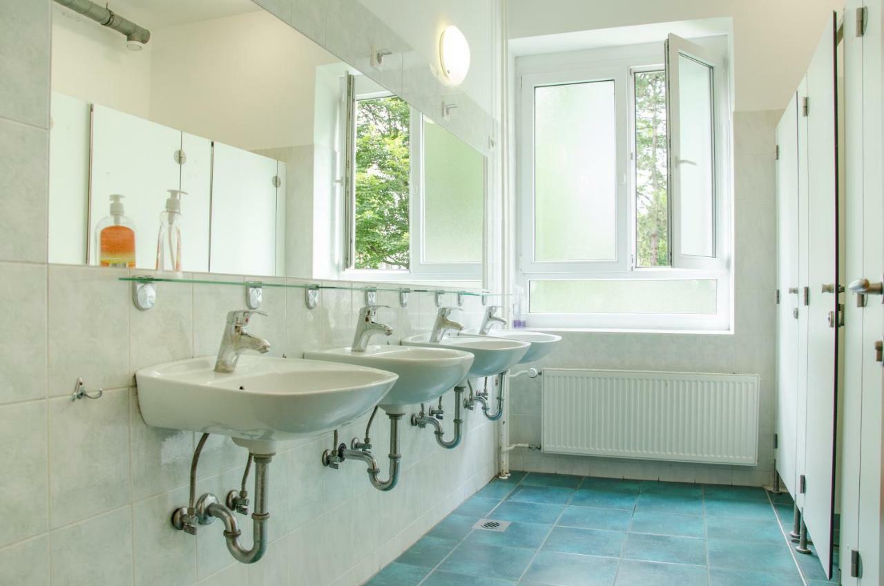 Hostel Rozna Dolina 卢布尔雅那 外观 照片